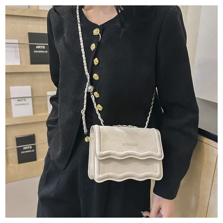 Black Retro Chain Shoulder Bag for Women - Image 7