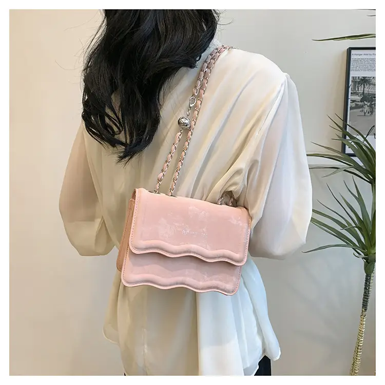 Black Retro Chain Shoulder Bag for Women - Image 8