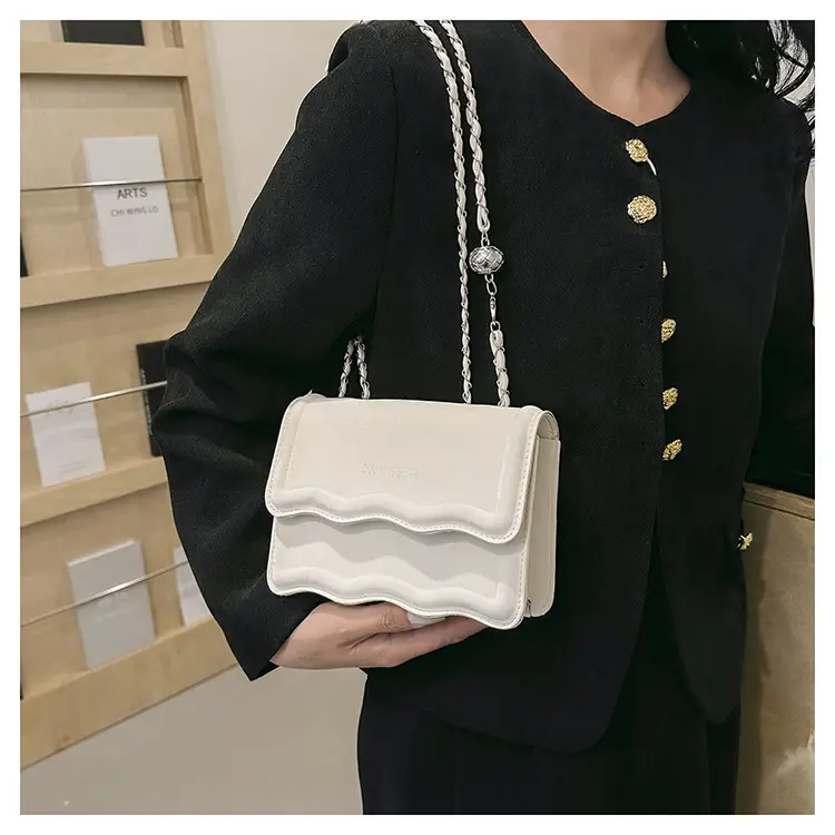 Black Retro Chain Shoulder Bag for Women — feature 13