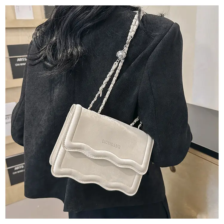 Black Retro Chain Shoulder Bag for Women — feature 15