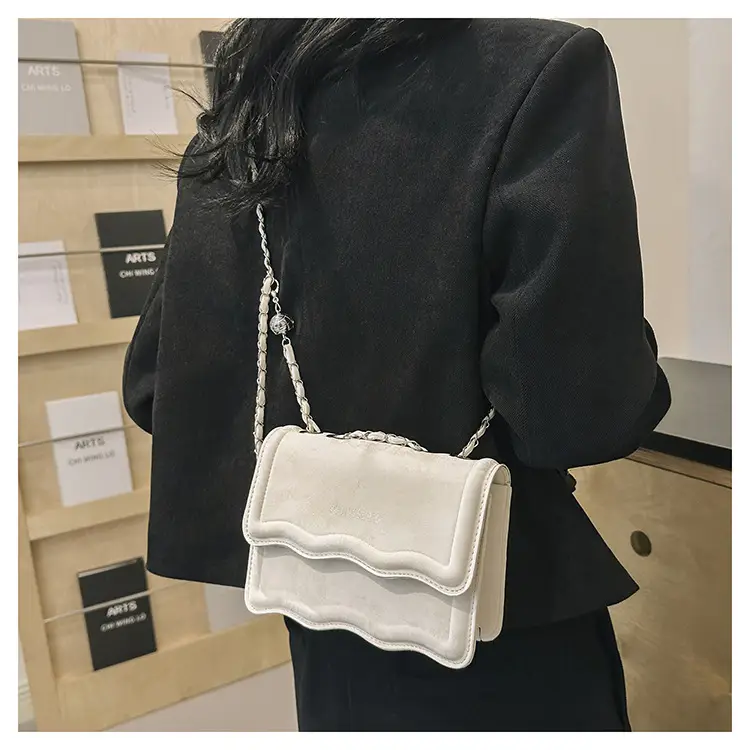 Black Retro Chain Shoulder Bag for Women — feature 16