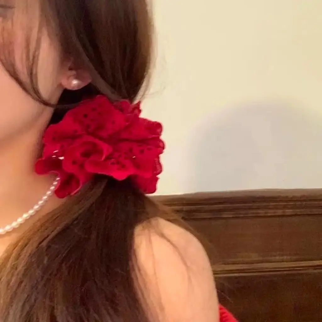 White Lace Hair Scrunchie with Pink Clamp — feature 10