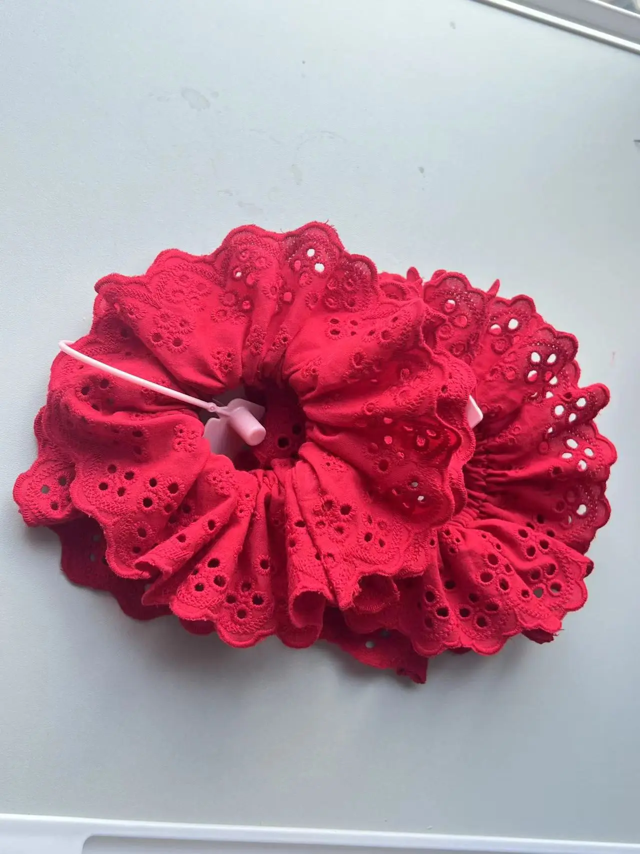 White Lace Hair Scrunchie with Pink Clamp — feature 2