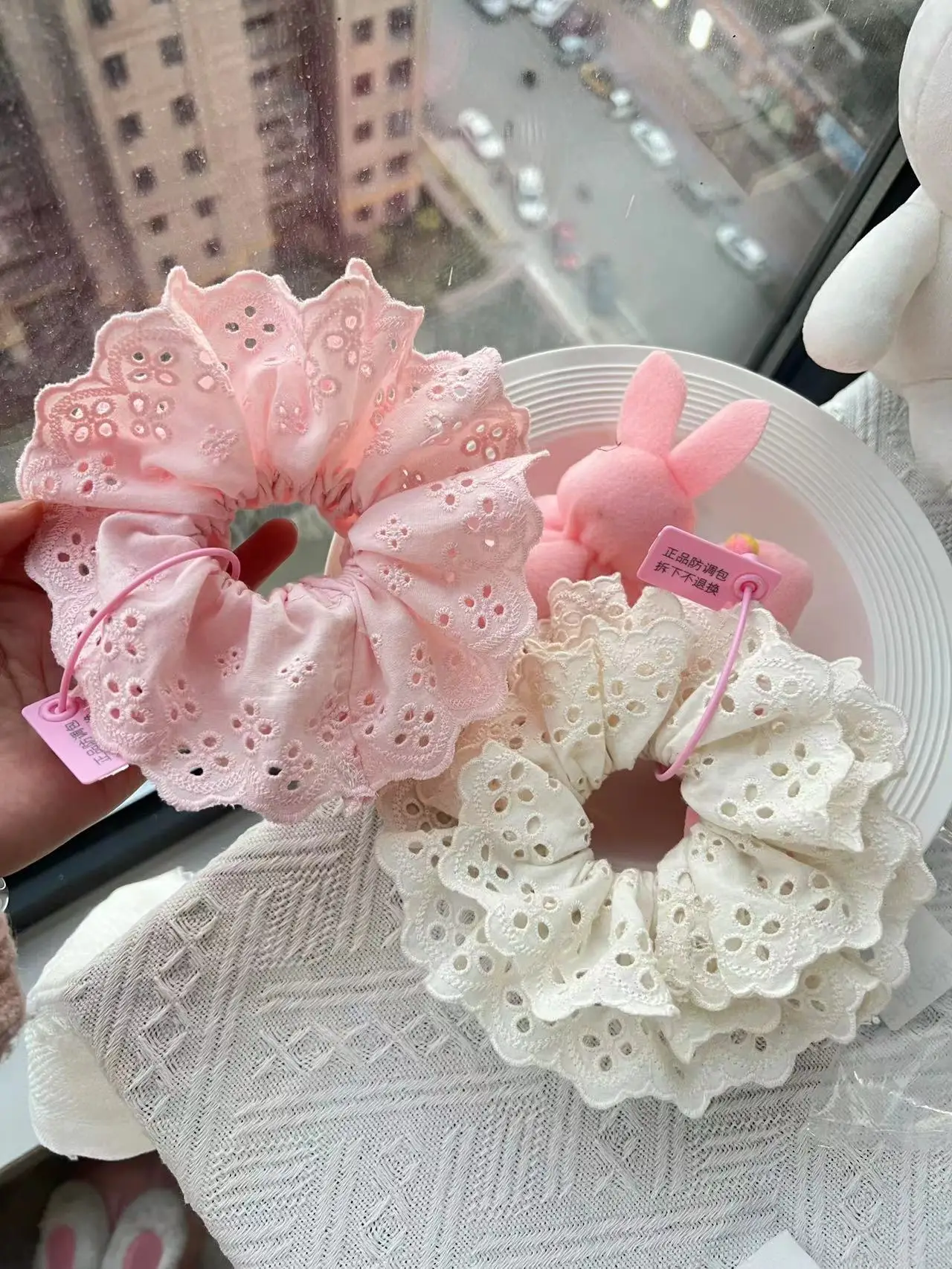 White Lace Hair Scrunchie with Pink Clamp — feature 7