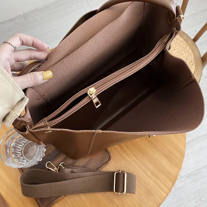 Women Retro Brown Large Shoulder Bag 2025 — feature 12