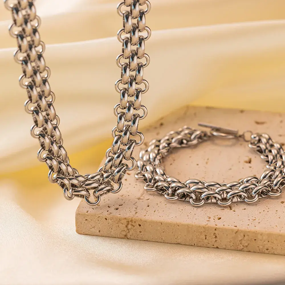 Titanium Steel Exaggerated Buckle Bracelet Necklace — feature 1