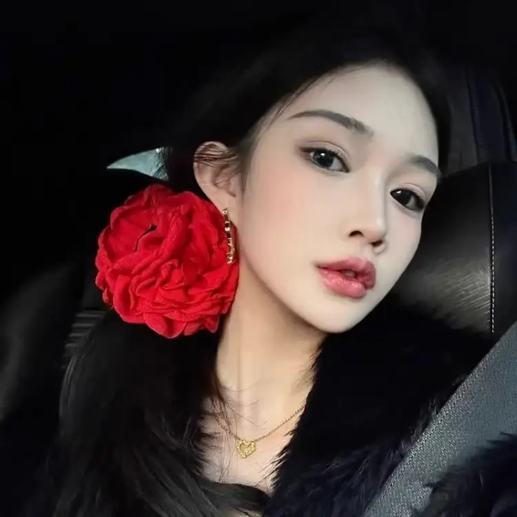 Red 3D Rose Hair Clip for Women — feature 5