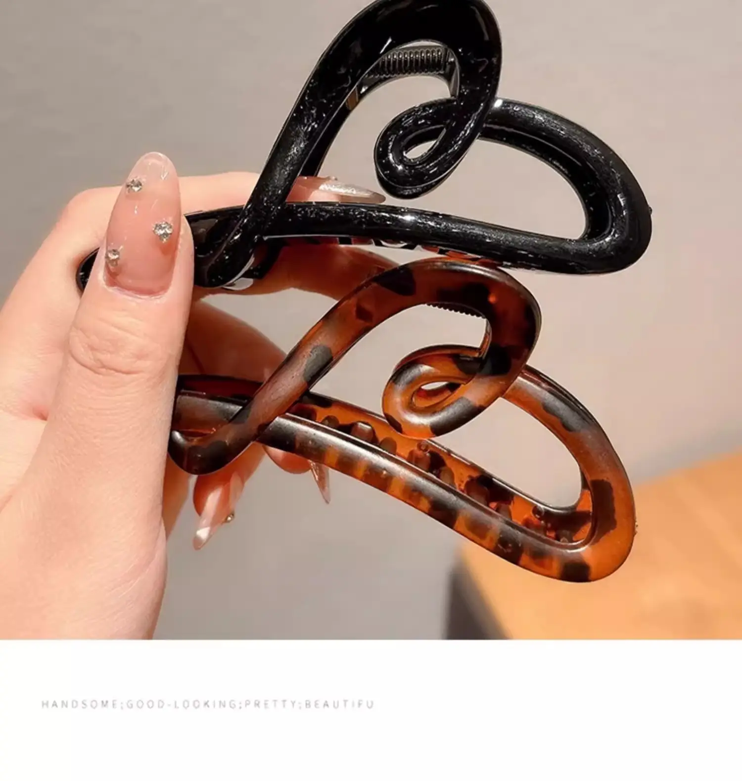 Women's Back-Of-Head Hair Clip with Heart Design — feature 12