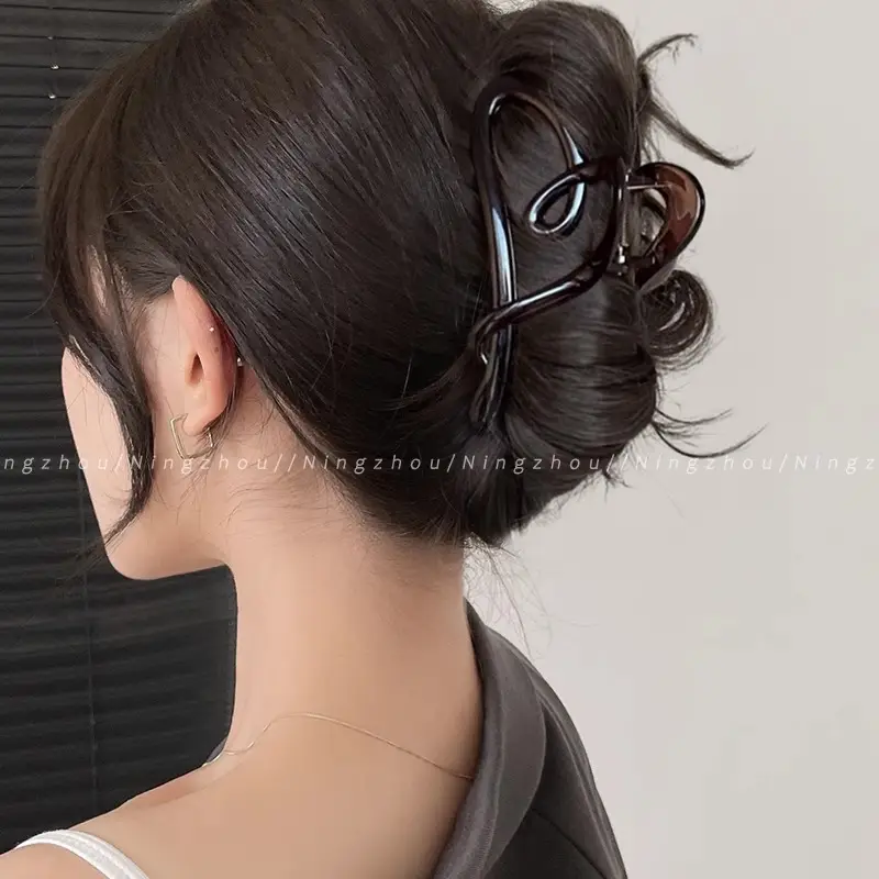 Women's Back-Of-Head Hair Clip with Heart Design — feature 2