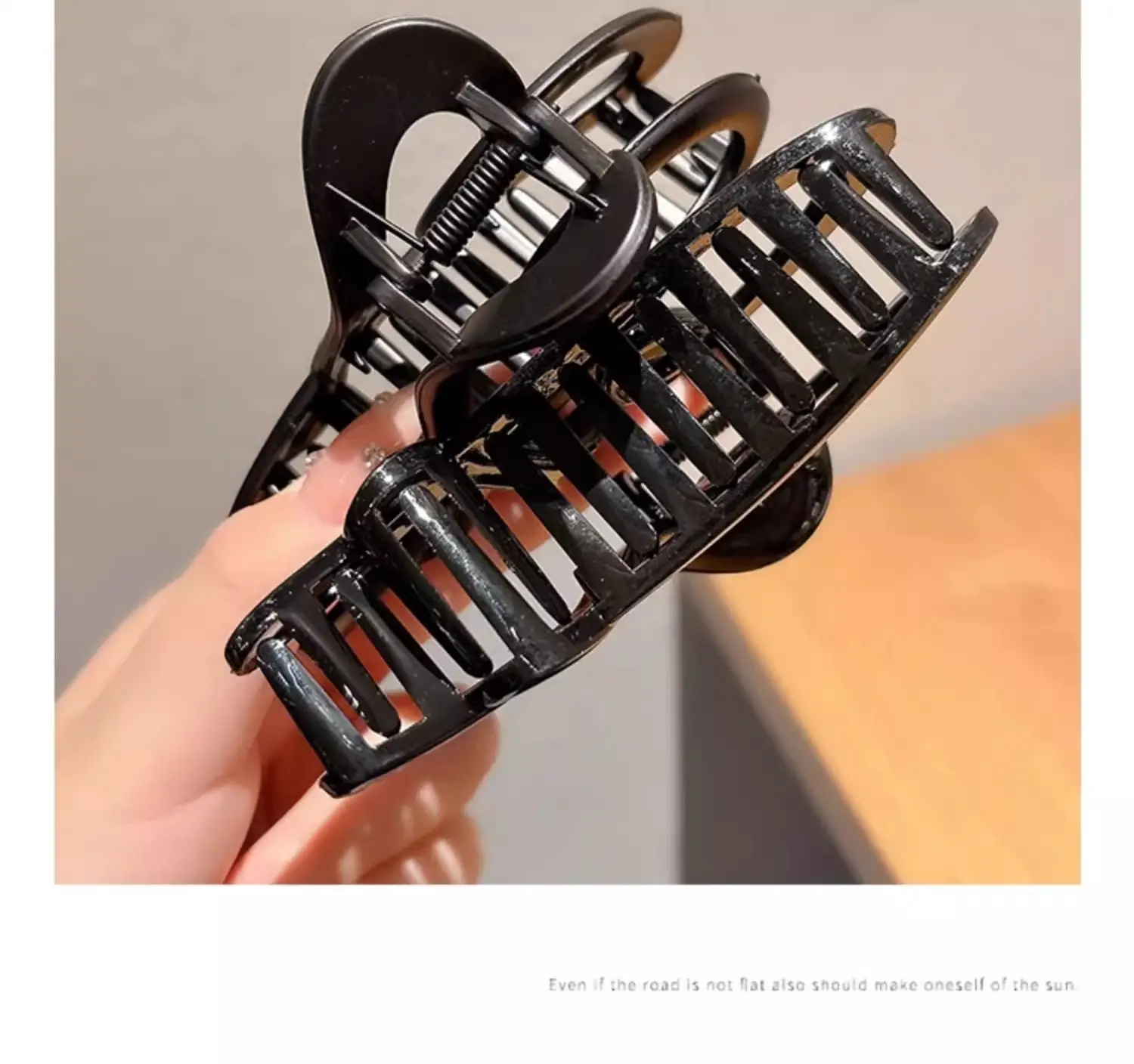 Women's Back-Of-Head Hair Clip with Heart Design — feature 8