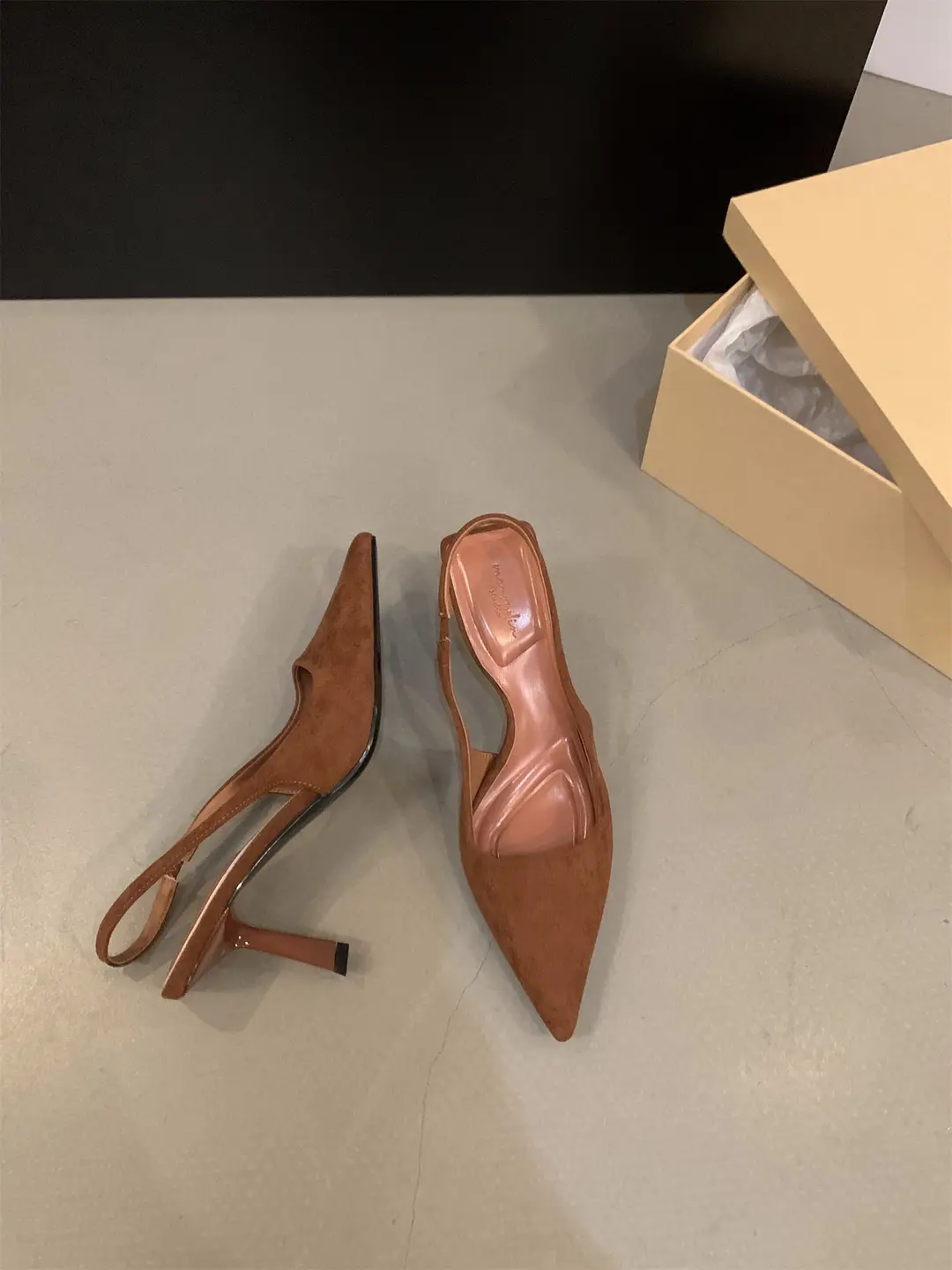 Black elegant ladies closed toe sandals fairy shoes 2024 new spring and summer French pointed high heels single-layer shoes - Image 2