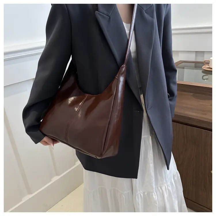 Black Leather Retro Shoulder Bag 2023 Korean Style — feature 10