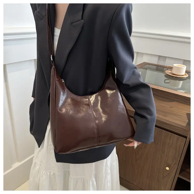 Black Leather Retro Shoulder Bag 2023 Korean Style — feature 11