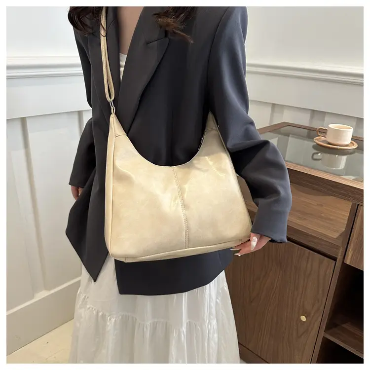 Black Leather Retro Shoulder Bag 2023 Korean Style — feature 14