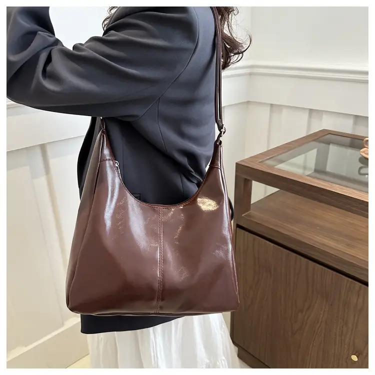 Black Leather Retro Shoulder Bag 2023 Korean Style — feature 9