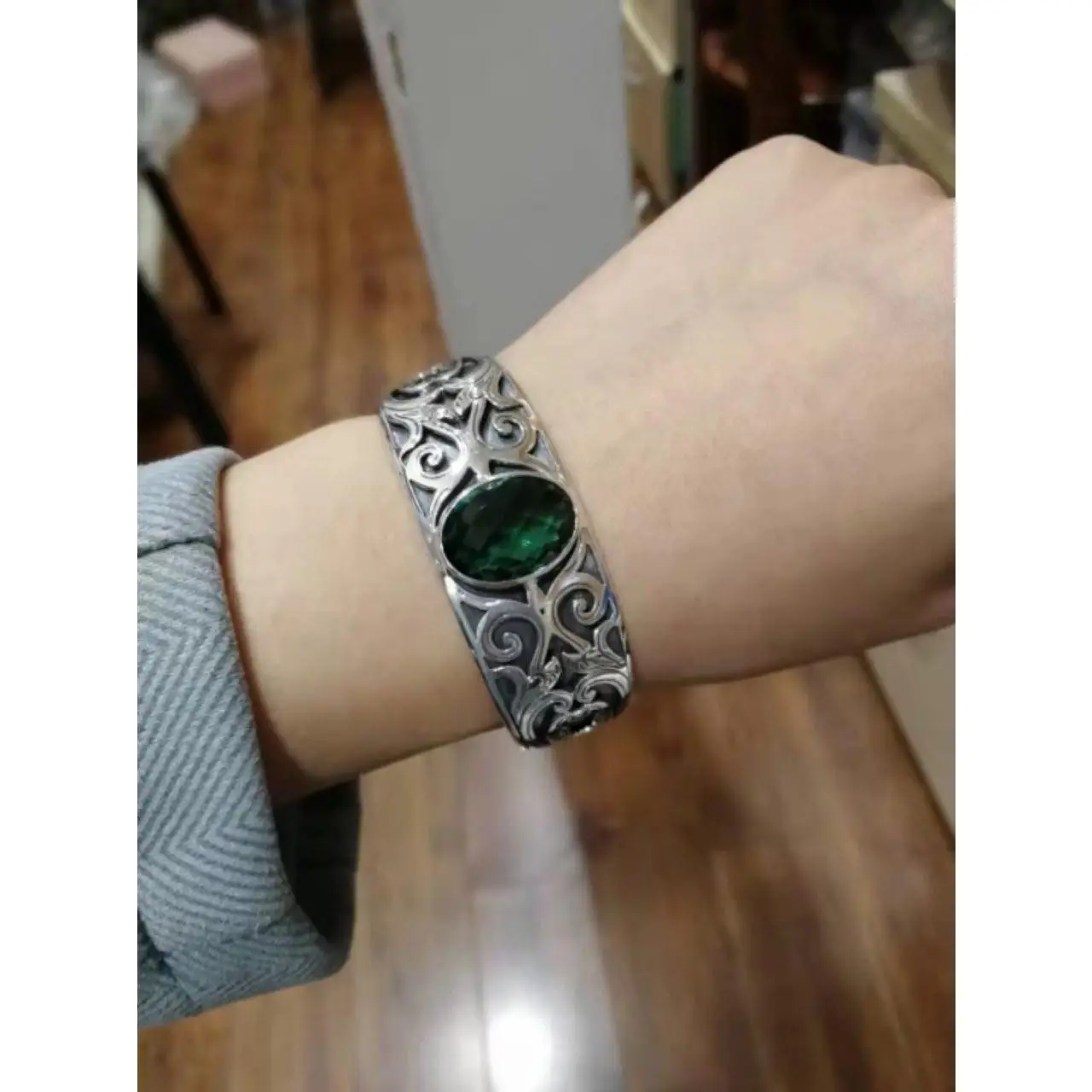 Women's Open Hollow Silver Ring with Green Crystal & Grass Design - Image 4