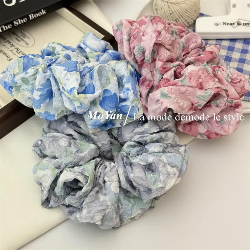 Retro Floral Hair Ring with Gradient & Smudged Design - Image 6