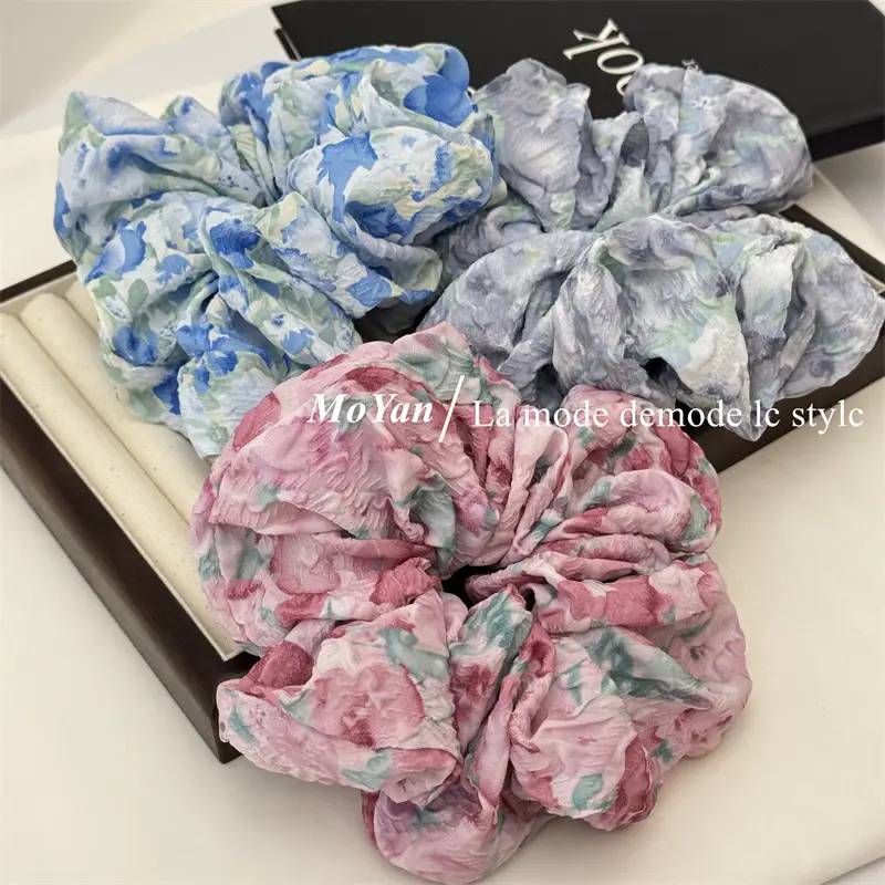 Retro Floral Hair Ring with Gradient & Smudged Design — feature 10