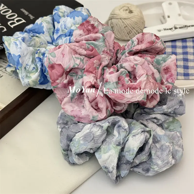 Retro Floral Hair Ring with Gradient & Smudged Design — feature 12