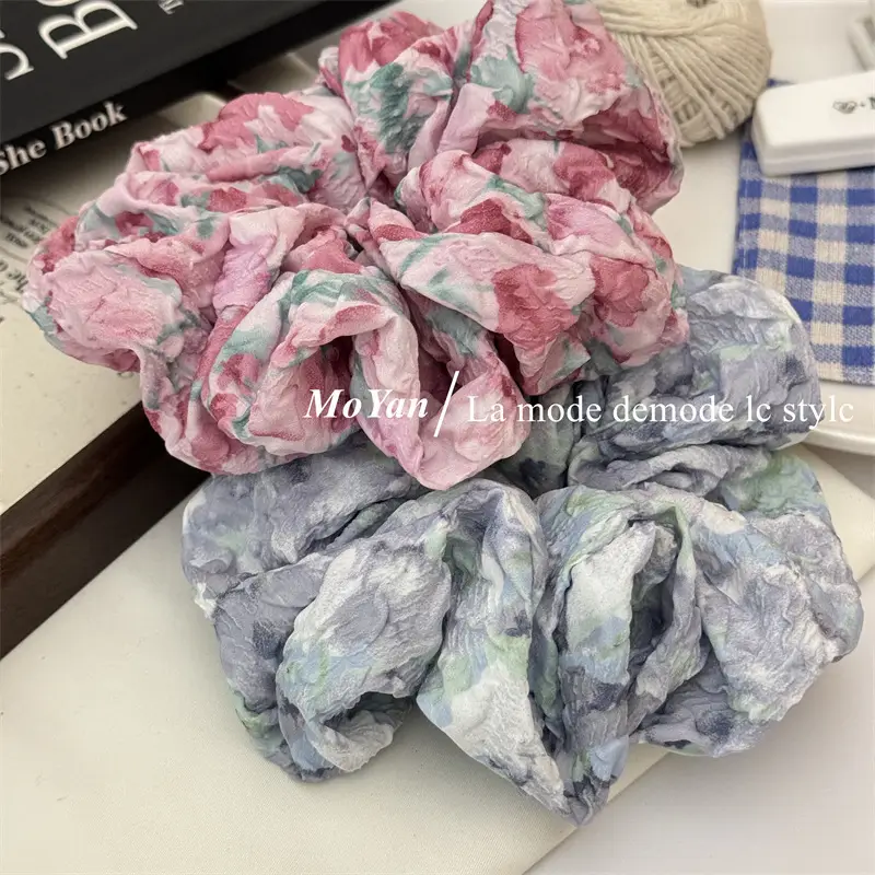 Retro Floral Hair Ring with Gradient & Smudged Design — feature 13