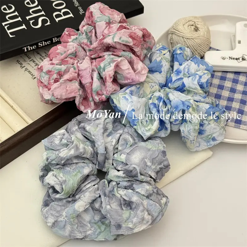 Retro Floral Hair Ring with Gradient & Smudged Design — feature 2