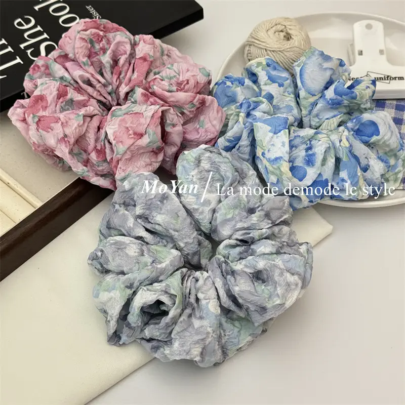 Retro Floral Hair Ring with Gradient & Smudged Design — feature 3