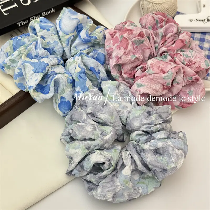 Retro Floral Hair Ring with Gradient & Smudged Design — feature 5