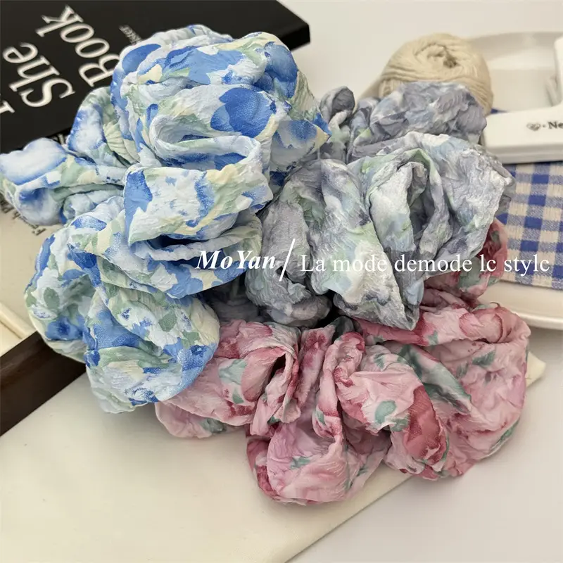 Retro Floral Hair Ring with Gradient & Smudged Design — feature 6