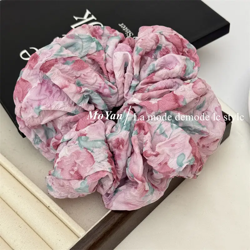 Retro Floral Hair Ring with Gradient & Smudged Design — feature 7