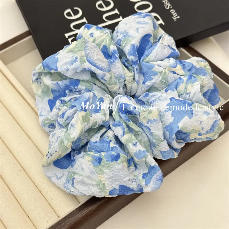 Retro Floral Hair Ring with Gradient & Smudged Design — feature 8