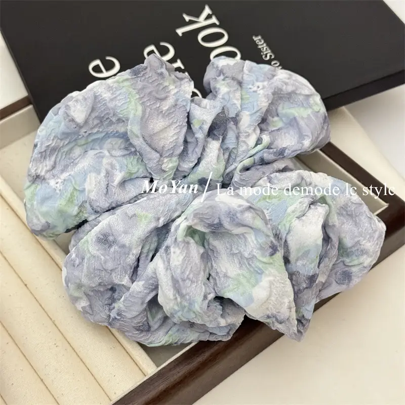 Retro Floral Hair Ring with Gradient & Smudged Design — feature 9