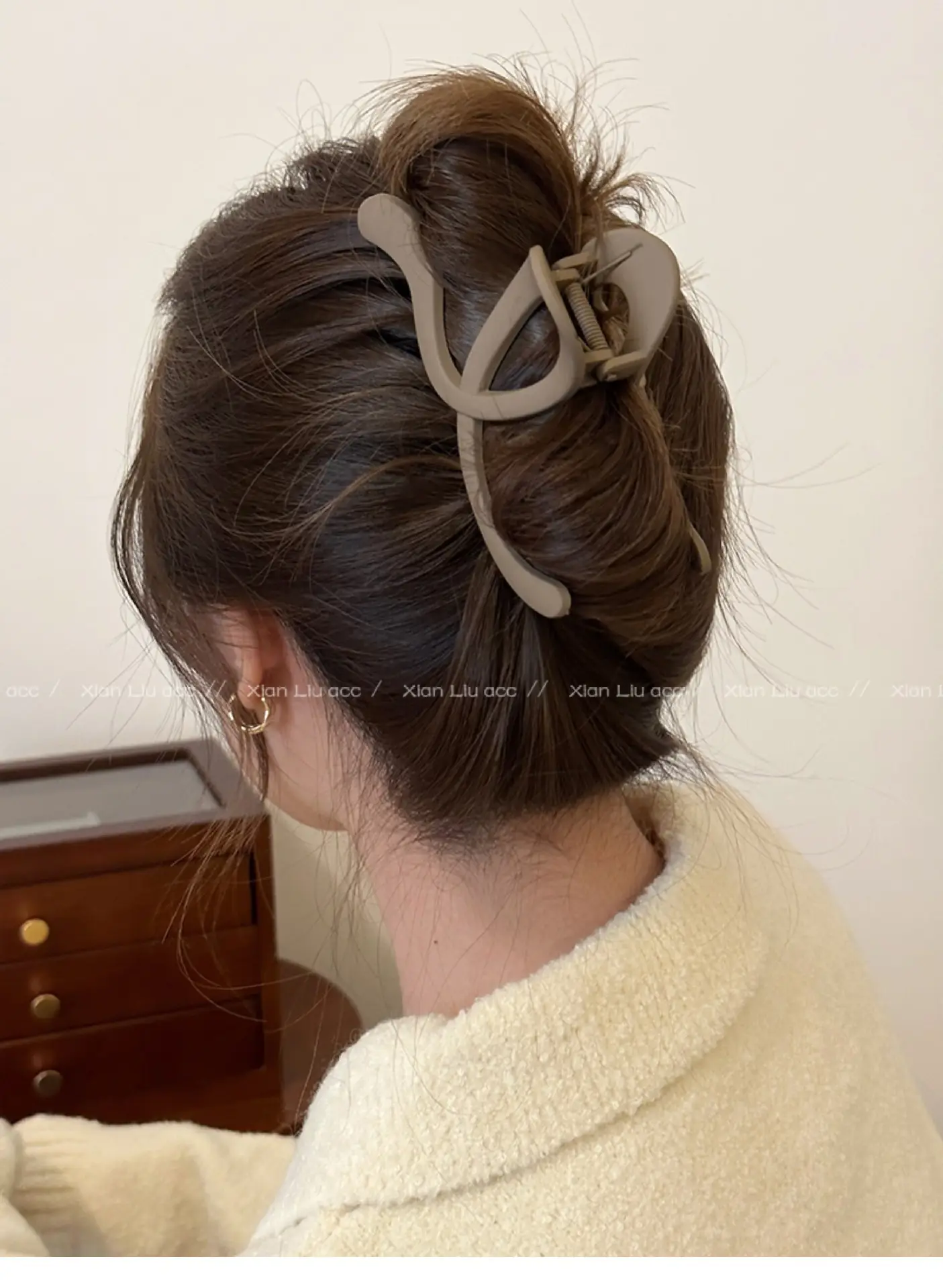 Frosted Wave Hair Clip for Women Large Back of Head Elegant Shark Clip — feature 12