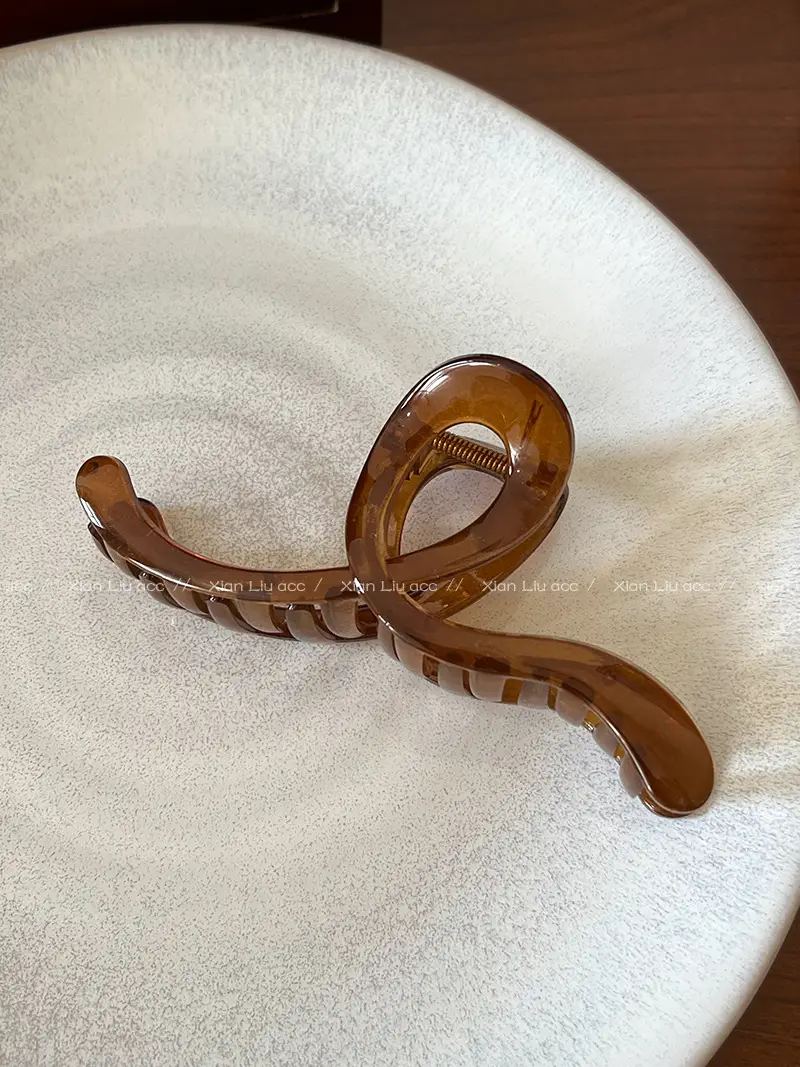 Frosted Wave Hair Clip for Women Large Back of Head Elegant Shark Clip — feature 5