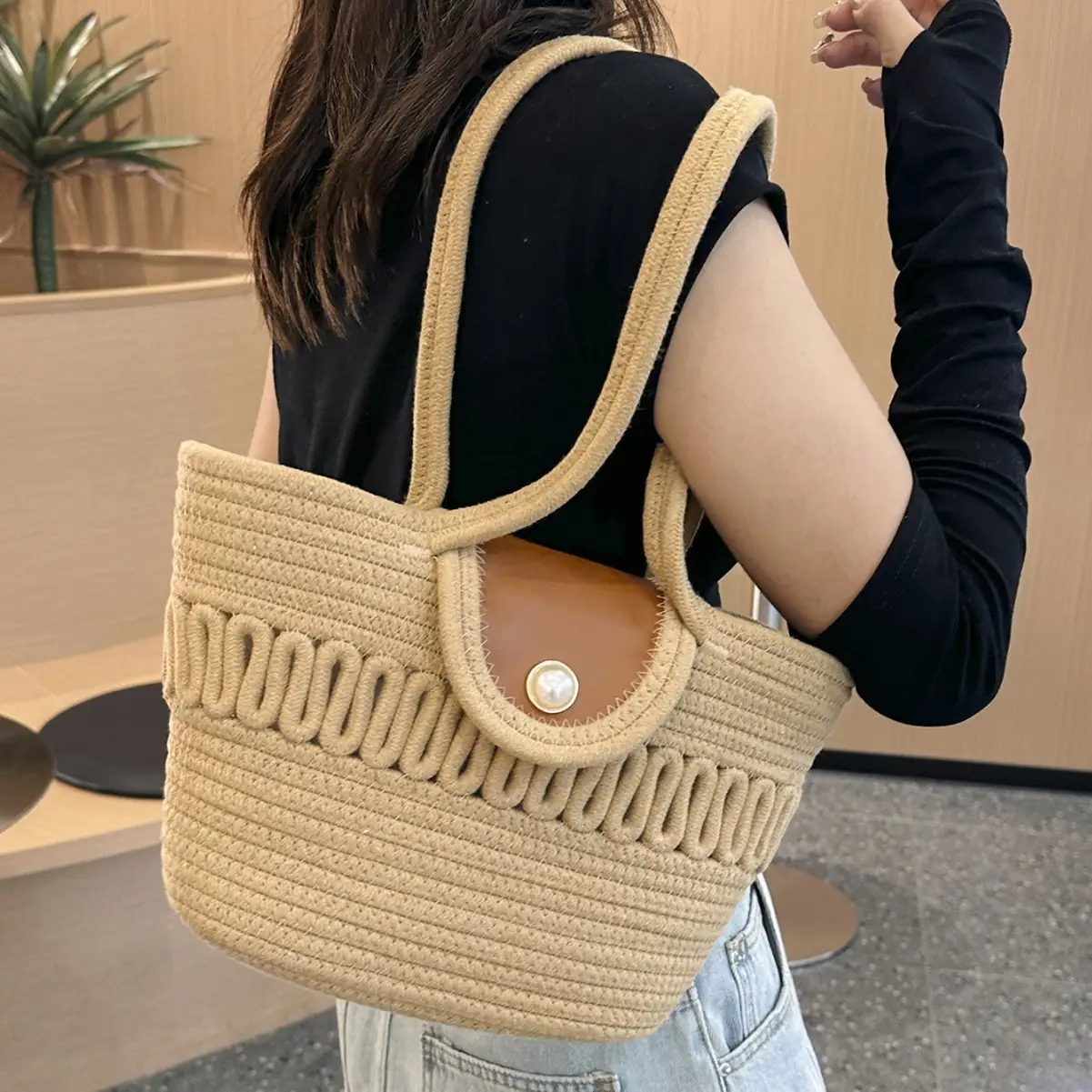 Women's Large Capacity woven straw tote bag with pearl buckle - Image 4