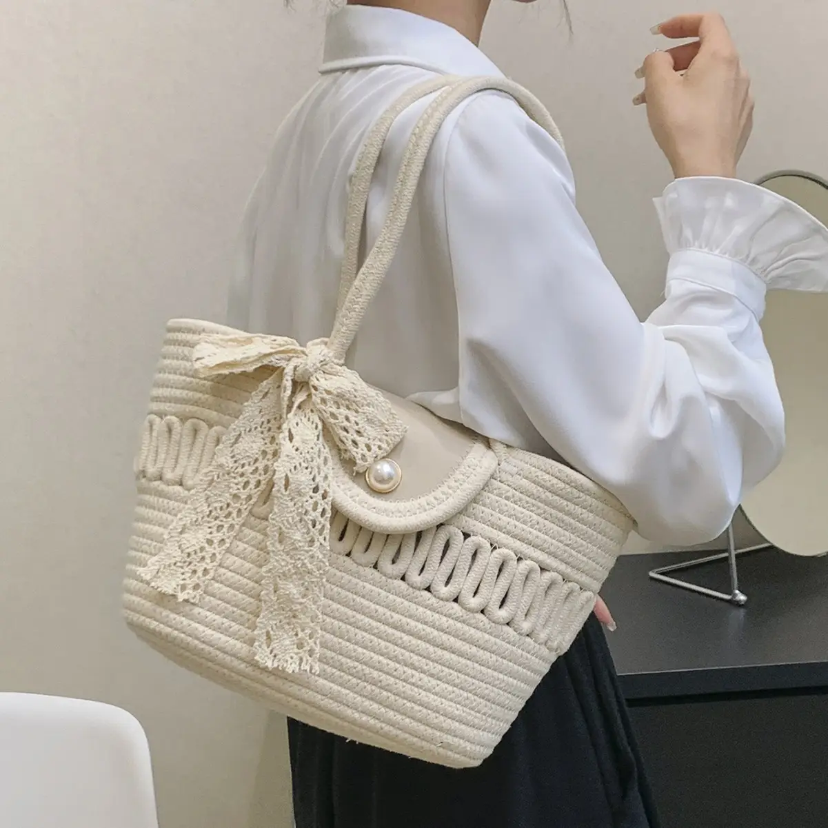 Women's Large Capacity woven straw tote bag with pearl buckle - Image 6