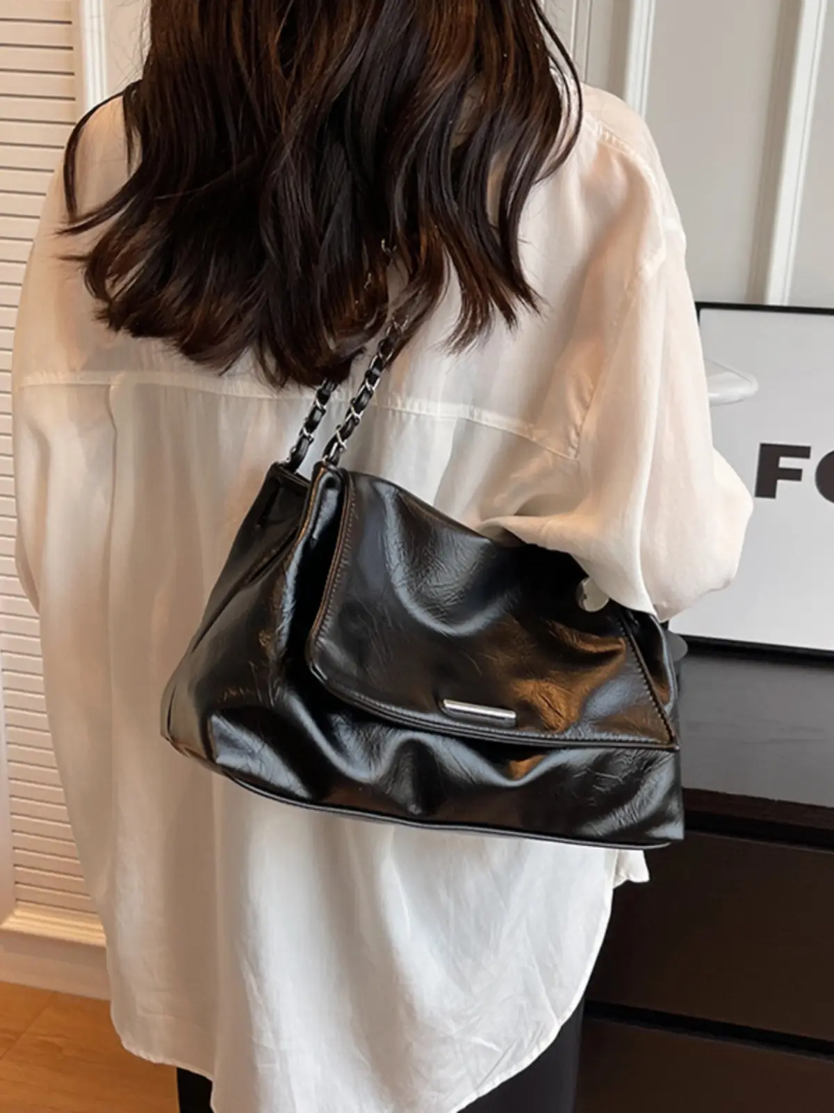 Black Rhombus Chain Shoulder Bag for Women - Image 4