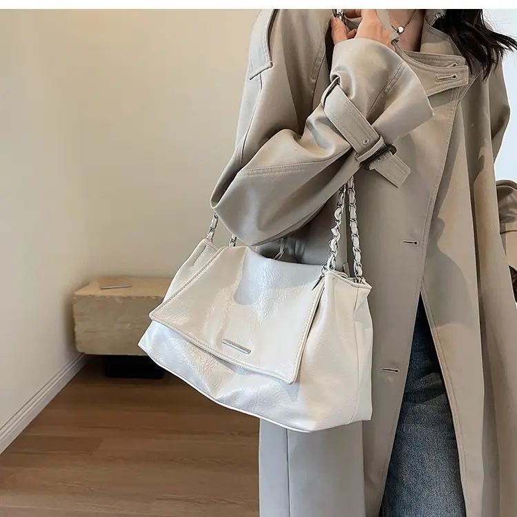 Black Rhombus Chain Shoulder Bag for Women — feature 3