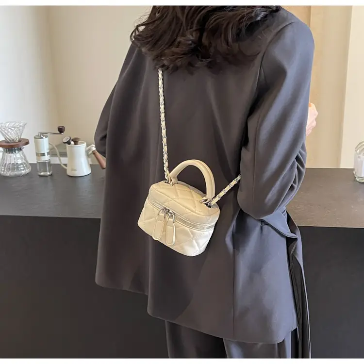 Silver Quilted Chain Shoulder Bag for Women 2024 — feature 17