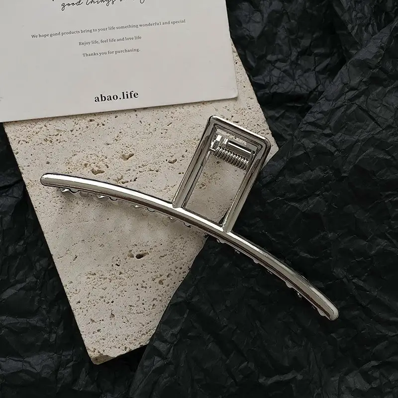 South Korea Ins Advanced Metal Silver Large Asymmetrical Hair Clip Back Head Coil Shark Hairpin Wholesale - Image 3