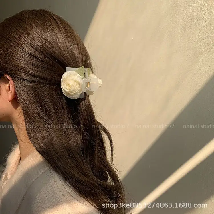 Super Gentle Pink Rose Grab Clip for Girls Spring 2024 — feature 3