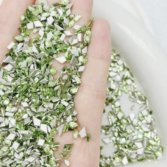 33 Cut Moonlight Silver Rhinestones Wholesale — feature 10