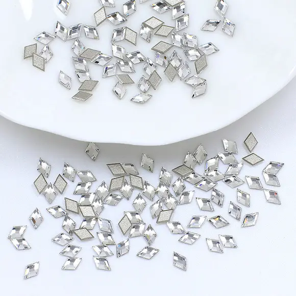 33 Cut Moonlight Silver Rhinestones Wholesale — feature 8