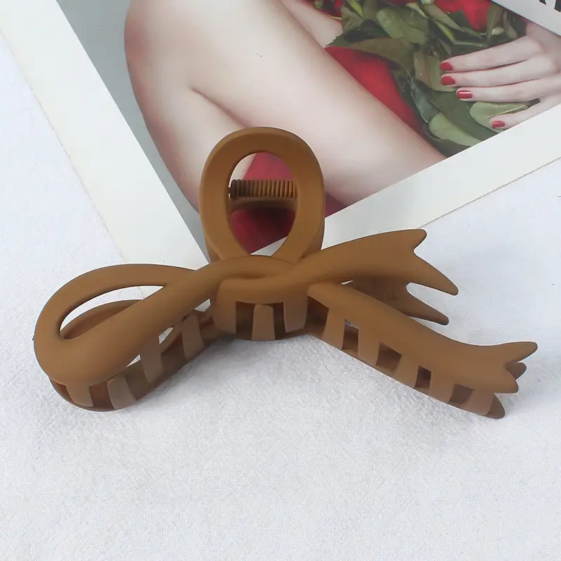 Asymmetrical Acrylic Hair Clip for Ponytail & Accessory Use - Image 9