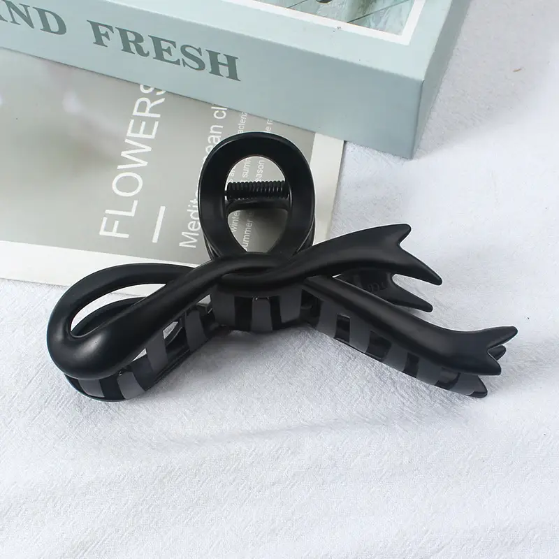 Asymmetrical Acrylic Hair Clip for Ponytail & Accessory Use - Image 6