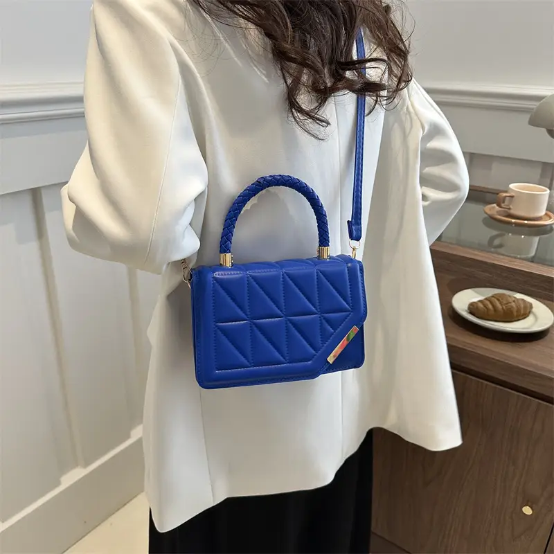 Black Rhombic Quilted Shoulder Bag for Women - Image 4