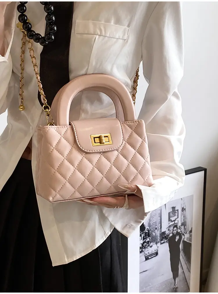 Black Rhomboid Chain Handbag for Women 2024 — feature 2
