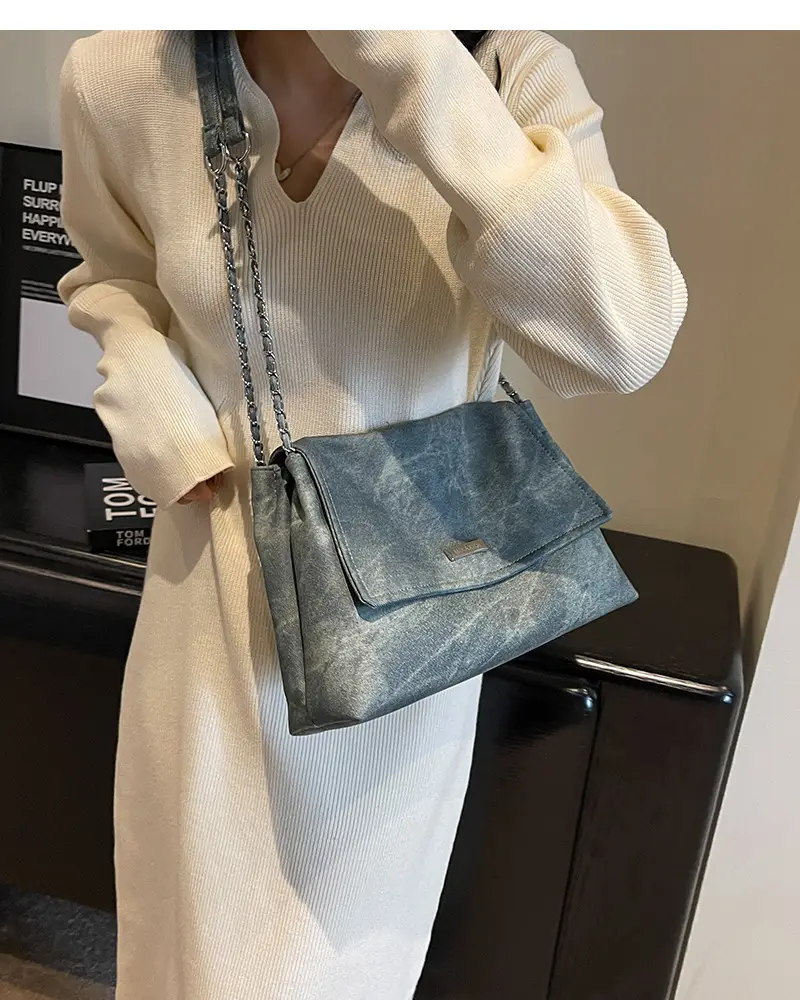 Women's Textured Chain Tote Bag Beige 2024 — feature 2