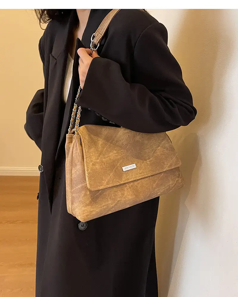 Women's Textured Chain Tote Bag Beige 2024 — feature 3