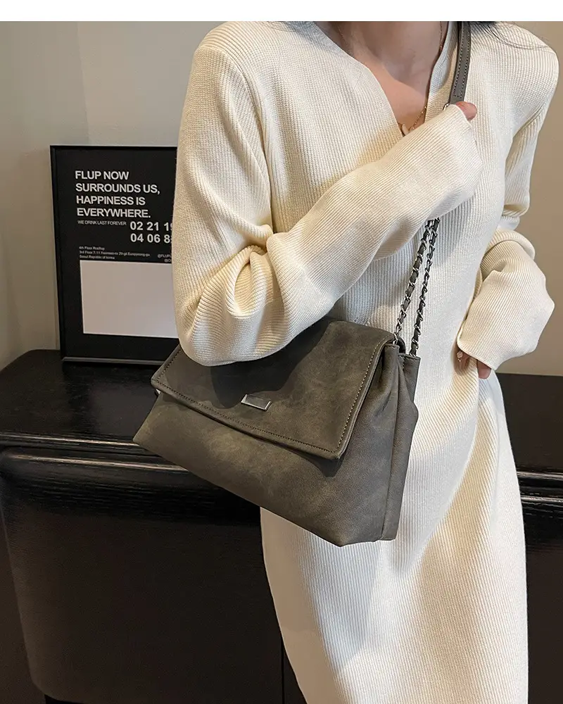 Women's Textured Chain Tote Bag Beige 2024 — feature 5