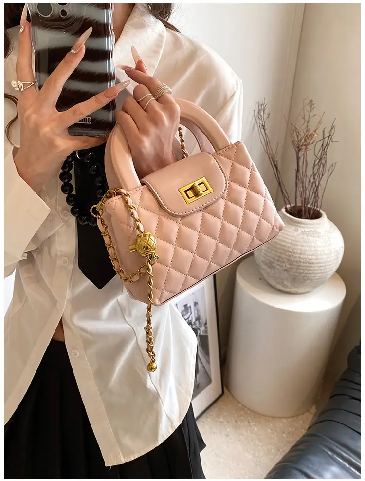 Black Diamond Plaid Handbag with Chain Strap — feature 15